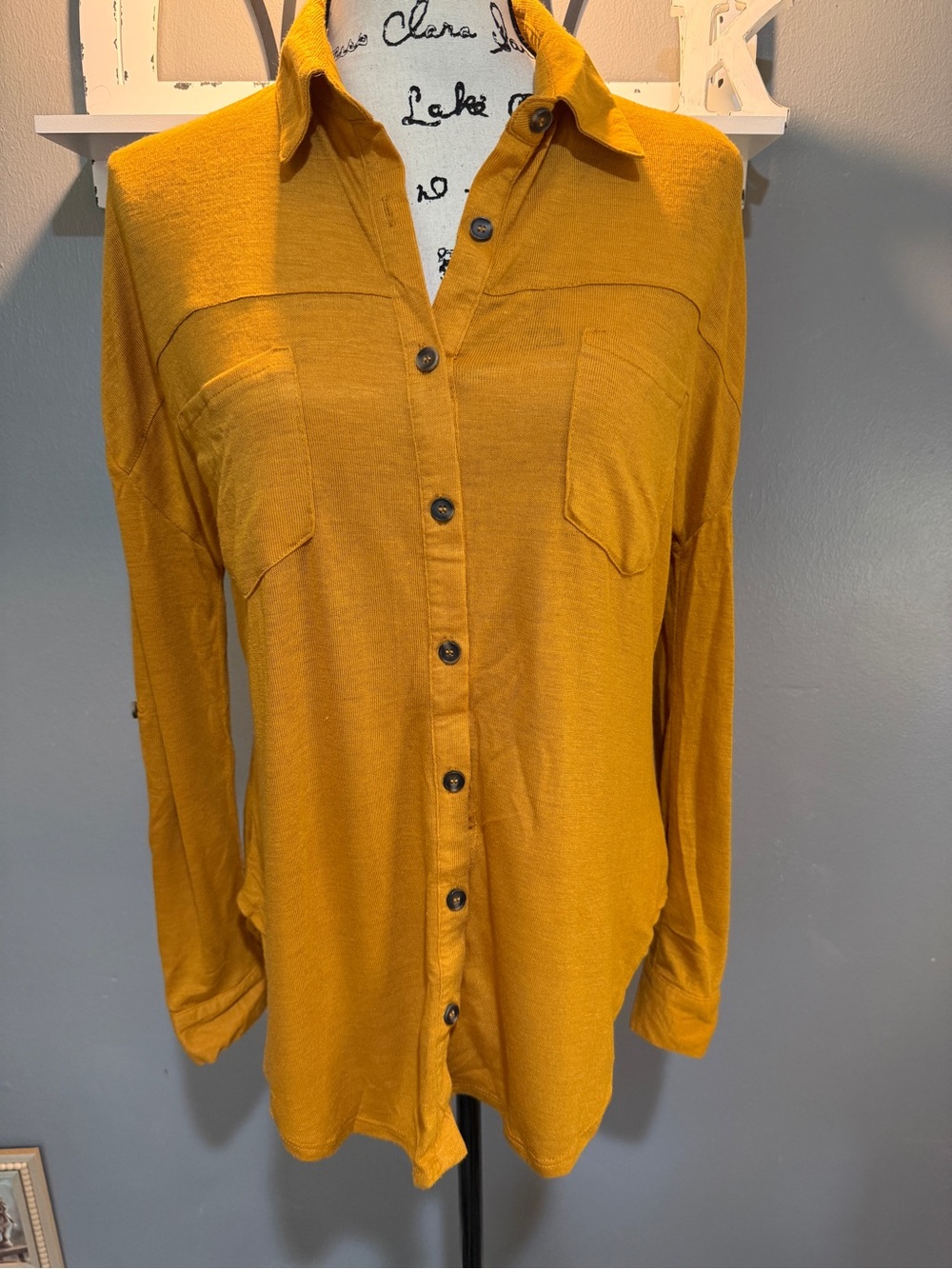 DAYTRIP MUSTARD COLORED BUTTON DOWN LONG SLEEVE SHIRT SZ S